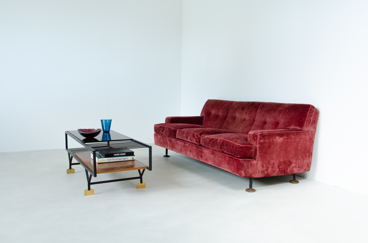 Low table in lacquered metal with two tops, one in wood and the other in bronze-colored mirrored glass, feet in shaped brass.  Saporiti production, Italy 1950's.