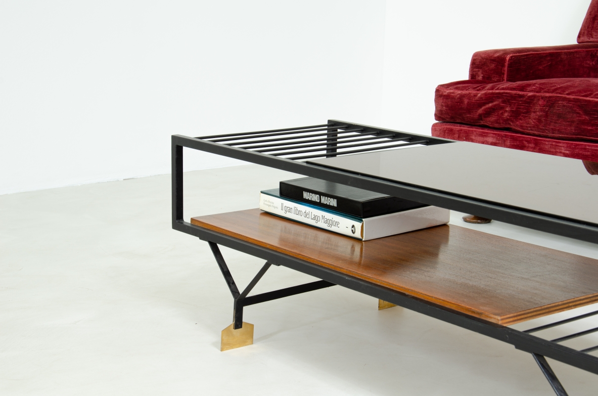 Low table in lacquered metal with two tops, one in wood and the other in bronze-colored mirrored glass, feet in shaped brass.  Saporiti production, Italy 1950's.