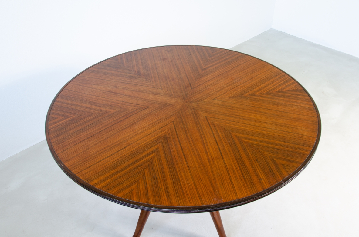 Osvaldo Borsani, splendido tavolo tondo con allunghe, realizzato su commissione per una residenza di Lucio Fontana. Osvaldo Borsani, splendido tavolo tondo con allunghe, realizzato su commissione per una residenza di Lucio Fontana.