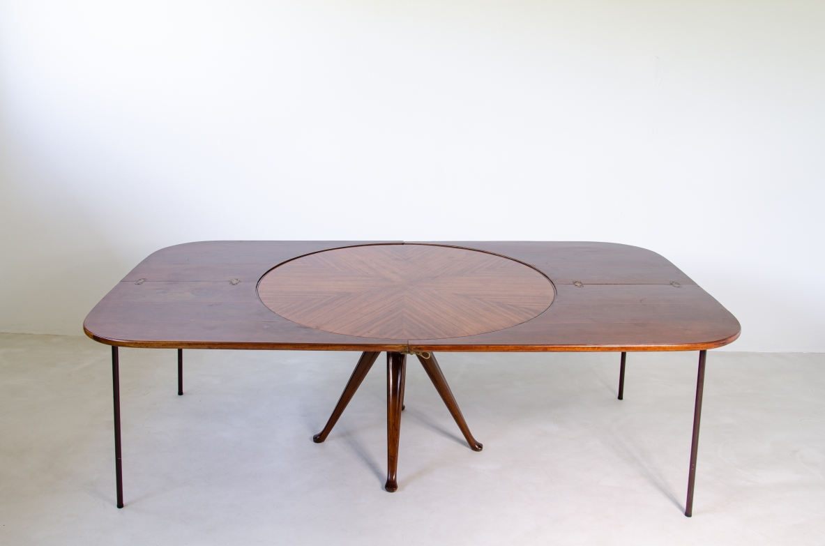 Osvaldo Borsani, splendido tavolo tondo con allunghe, realizzato su commissione per una residenza di Lucio Fontana.