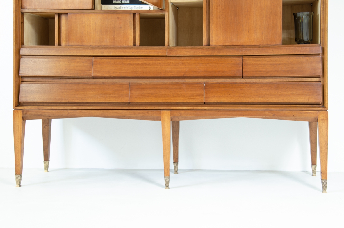 Gio Ponti, mobile in noce chiaro a scomparti con ante e pannelli scorrevoli, 1950ca.