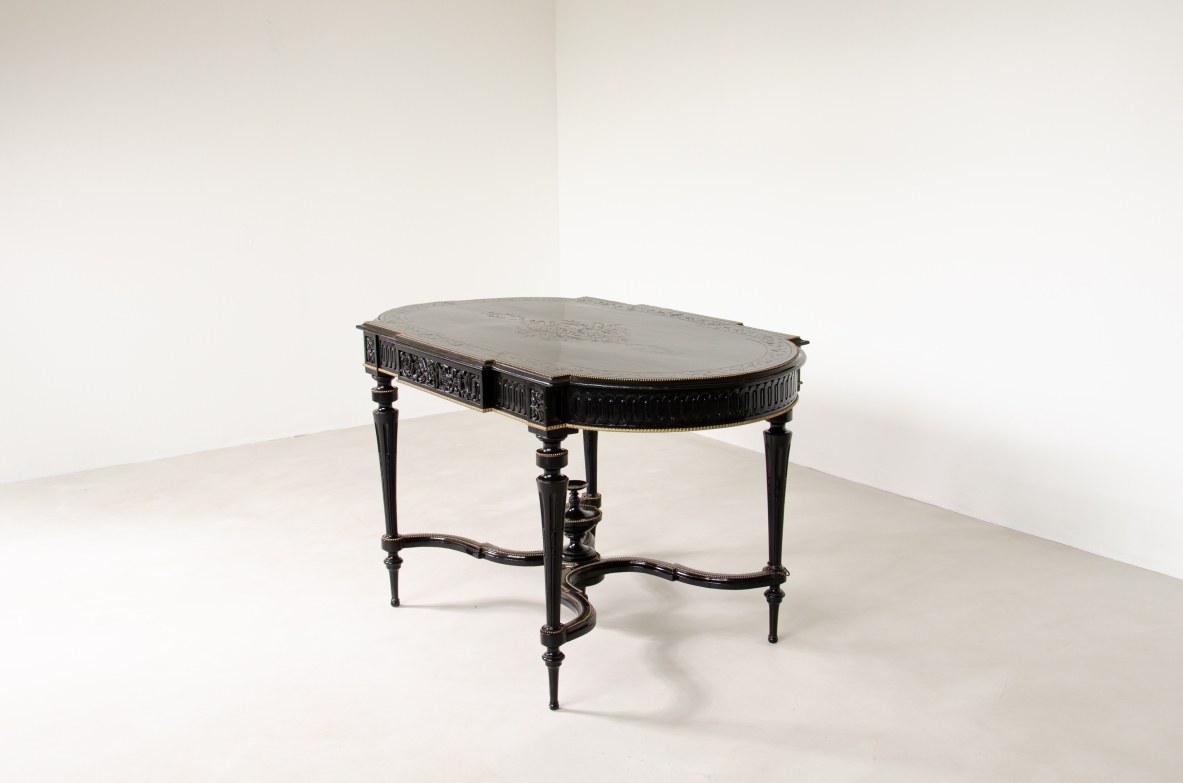 Tavolo da centro in legno ebanizzato con sottili gambe tornite e piano sagomato, profili in ottone. Francia, 1870-1900 Tavolo da centro in legno ebanizzato con sottili gambe tornite e piano sagomato, profili in ottone. Francia, 1870-1900