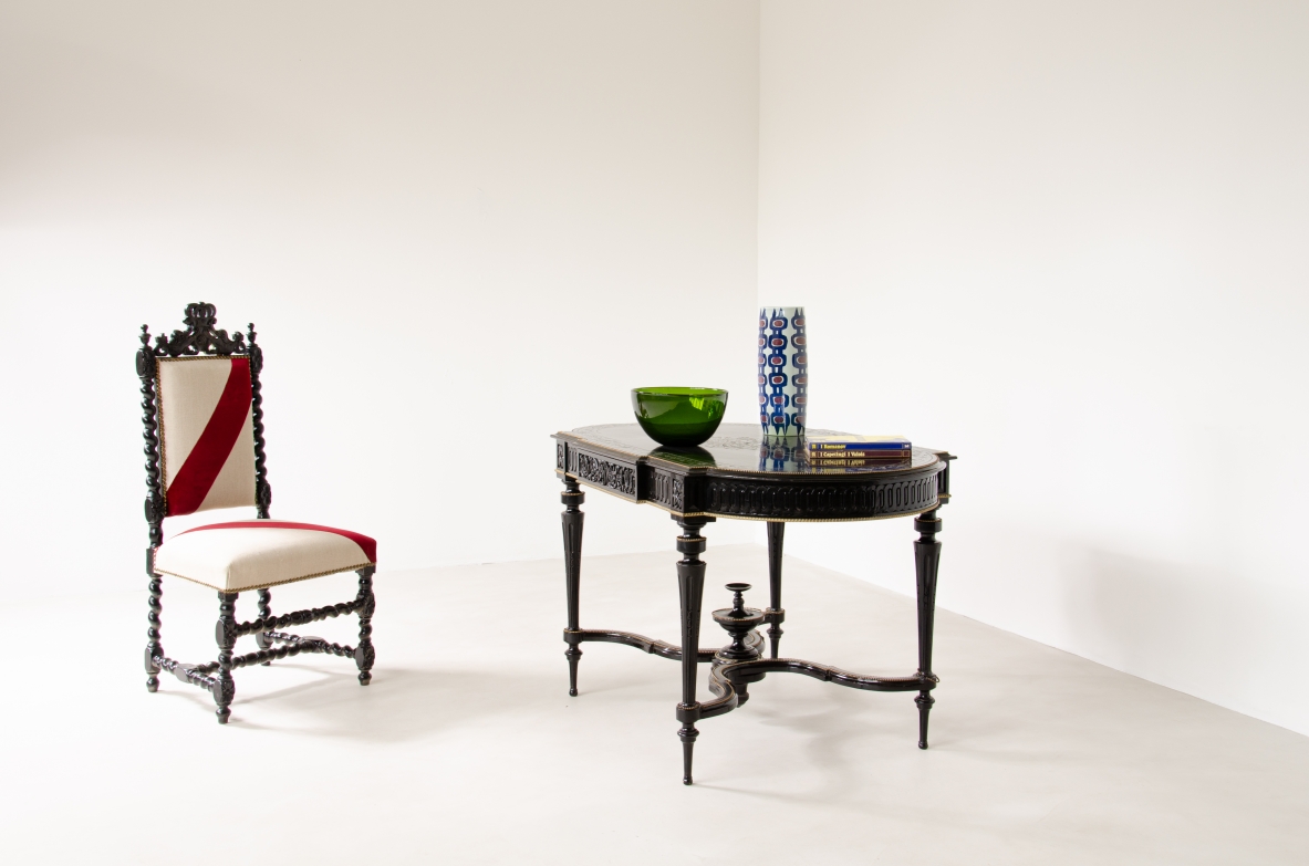 Center table in ebonized wood with thin turned legs and shaped top, brass profiles. France, 1870-1900.