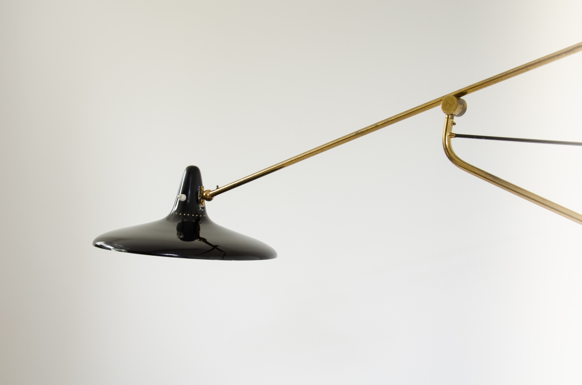 Stilnovo, rara lampada a bilancere regolabile in tutte le direzioni. Metallo laccato e ottone, 1950ca.  Marchio della manifattura. Stilnovo, rara lampada a bilancere regolabile in tutte le direzioni. Metallo laccato e ottone, 1950ca.  Marchio della manifattura.
