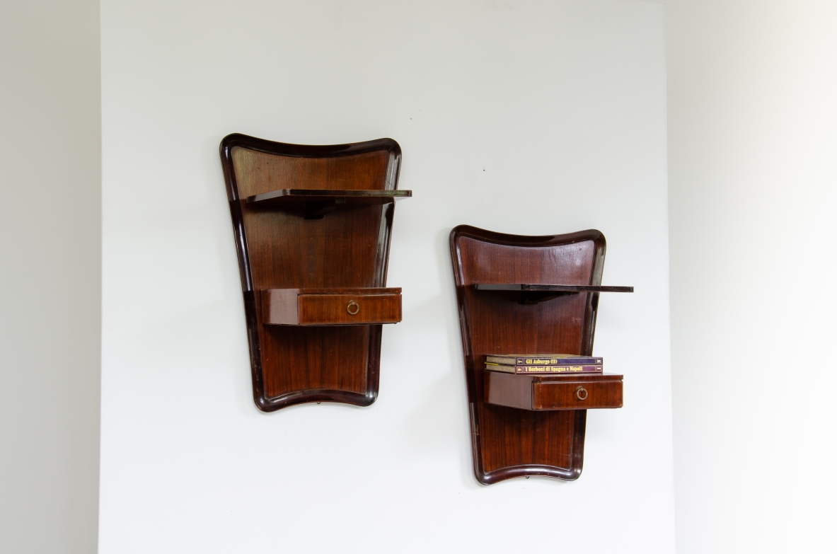 Osvaldo Borsani, splendida coppia di comodini pensili sagomati con un cassetto e due piccoli ripiani.  Produzione Borsani Varedo, 1950ca. Osvaldo Borsani, splendida coppia di comodini pensili sagomati con un cassetto e due piccoli ripiani.  Produzione Borsani Varedo, 1950ca.