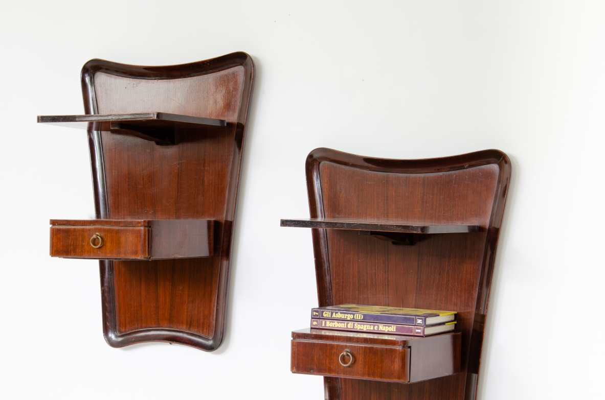 Osvaldo Borsani, splendida coppia di comodini pensili sagomati con un cassetto e due piccoli ripiani.  Produzione Borsani Varedo, 1950ca. Osvaldo Borsani, splendida coppia di comodini pensili sagomati con un cassetto e due piccoli ripiani.  Produzione Borsani Varedo, 1950ca.