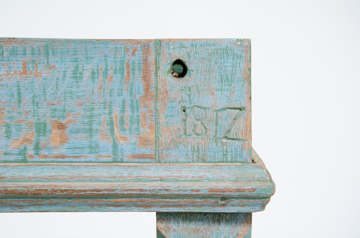 Tavolo da pagatore, gambe con crocieraq in legno tornito e dipinto, piano in legno naturale. Austria, 1850ca.