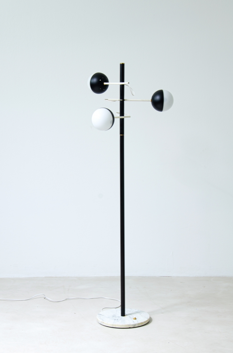 Stilux, Lampada da terra con struttura in metallo laccato e diffusori in metallo laccato e vetro opalino, 1960ca.