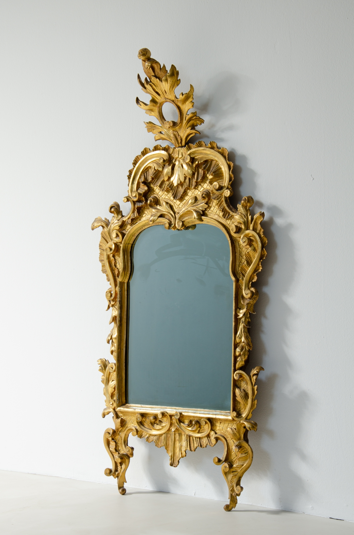 specchiera intagliata e dorata a foglia d'oro zecchino con specchio a Mercurio coevo. Italia 1750 circa specchiera intagliata e dorata a foglia d'oro zecchino con specchio a Mercurio coevo. Italia 1750 circa