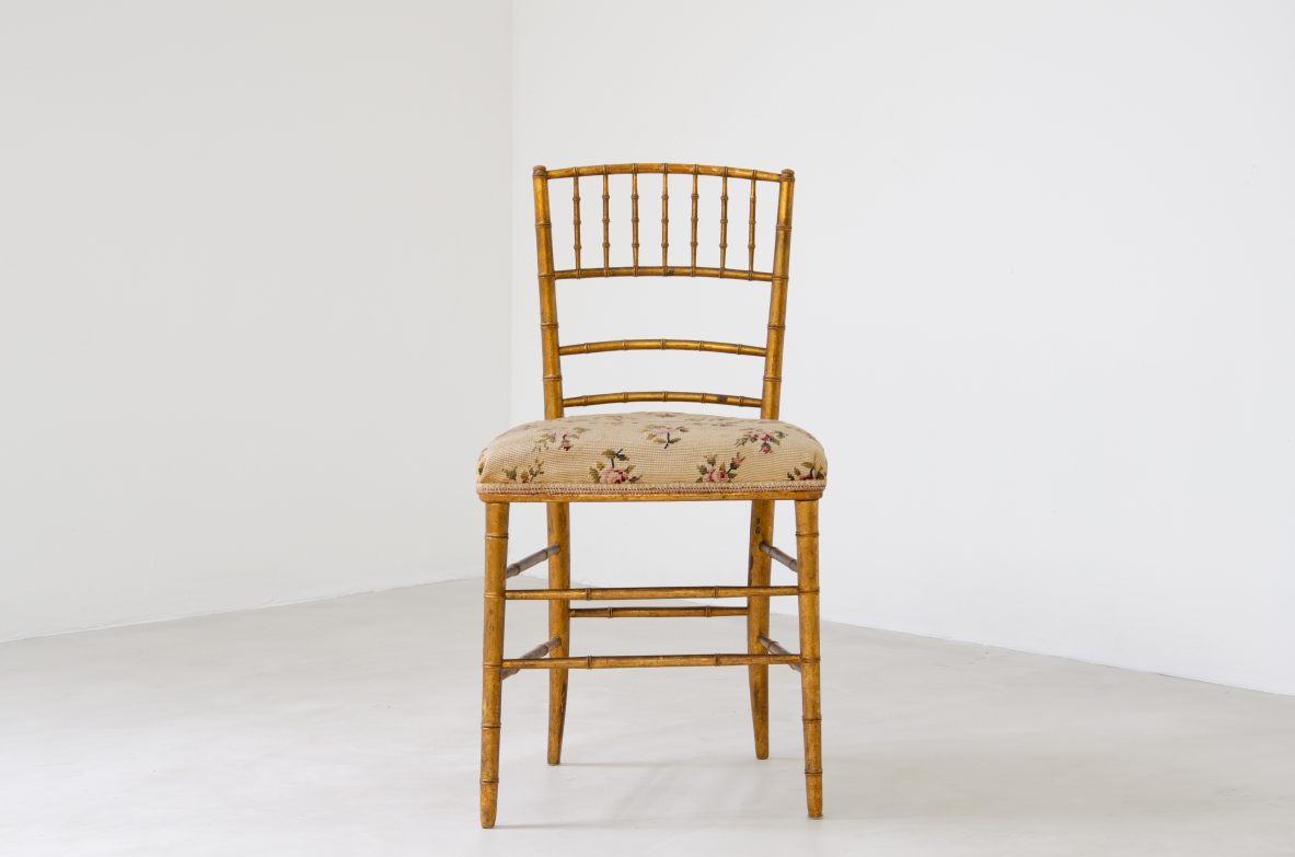 Coppia di sedie in legno tornito e dorato con seduta imbottita con tessuto ricamato originale.  Italia primi 900'.