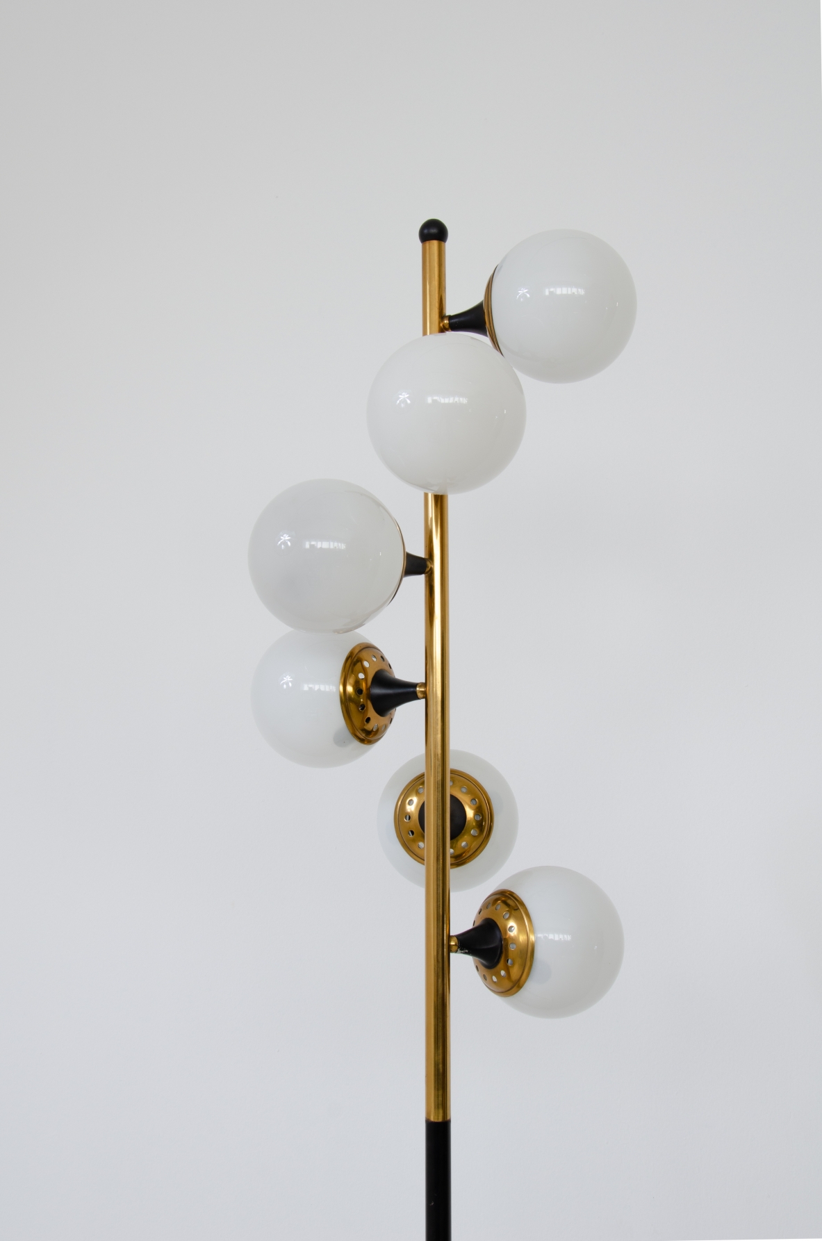 Stilux Milano, lampada da terra con stelo in metallo e ottone, sei luci a sfera in vetro opaline e base in marmo.  Stilux Milano, 1960ca.