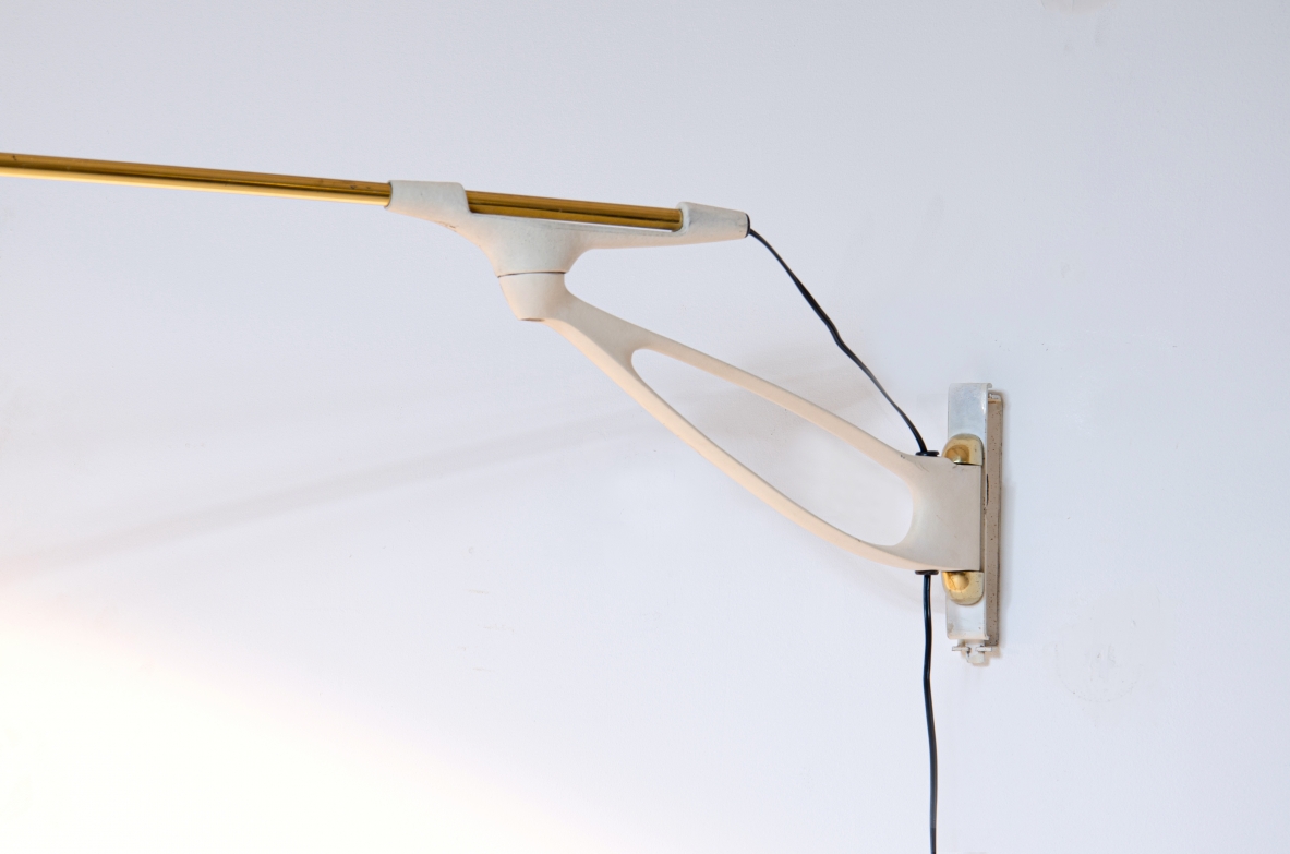 Lampada da parete con braccio snodabile e bastone allungabile.  Metallo vernicito e ottone, Francia 1950. Lampada da parete con braccio snodabile e bastone allungabile.  Metallo vernicito e ottone, Francia 1950.