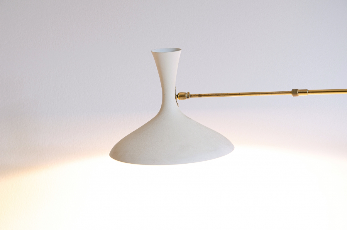 Lampada da parete con braccio snodabile e bastone allungabile.  Metallo vernicito e ottone, Francia 1950. Lampada da parete con braccio snodabile e bastone allungabile.  Metallo vernicito e ottone, Francia 1950.