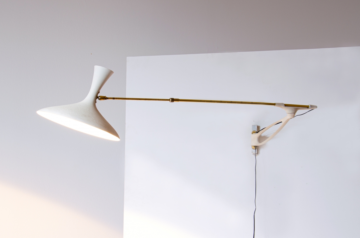 Lampada da parete con braccio snodabile e bastone allungabile.  Metallo vernicito e ottone, Francia 1950. Lampada da parete con braccio snodabile e bastone allungabile.  Metallo vernicito e ottone, Francia 1950.