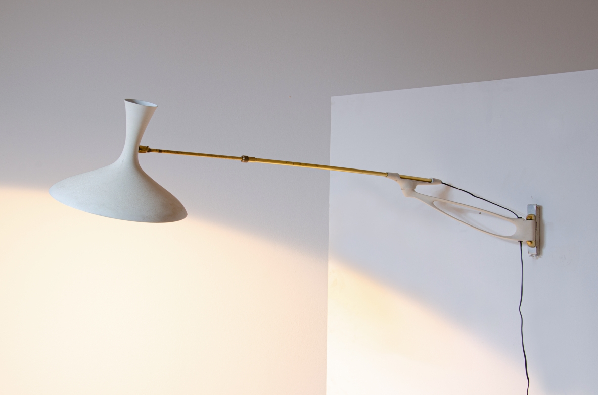 Lampada da parete con braccio snodabile e bastone allungabile.  Metallo vernicito e ottone, Francia 1950. Lampada da parete con braccio snodabile e bastone allungabile.  Metallo vernicito e ottone, Francia 1950.