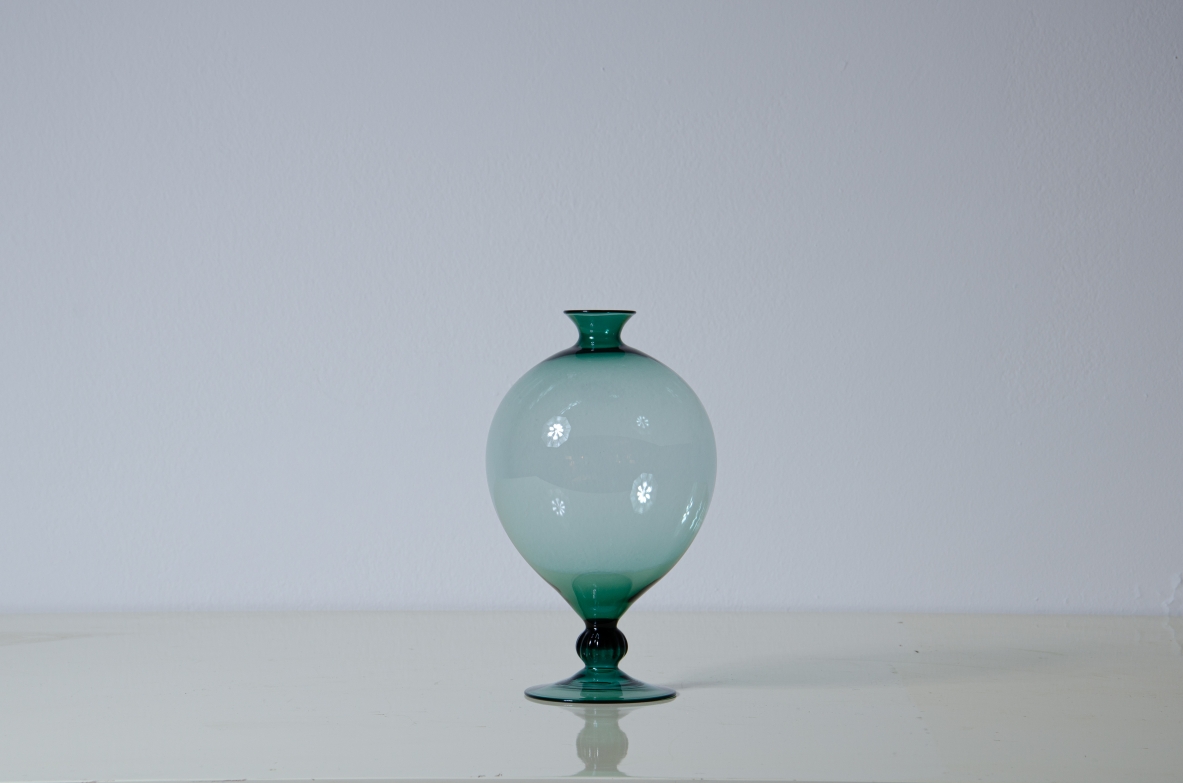 Vittorio Zecchin, vaso Veronese in vetro verde soffiato e lavorato a mano, Produzione Venini, Murano anni '70.
