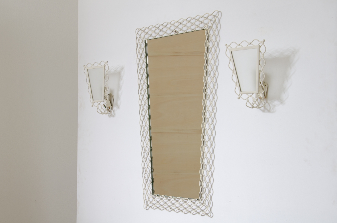 Specchiera con cornice in rete di metallo di forma curvata con due applique di eguale fattura con vetro satinato.  Italia, 1950ca.