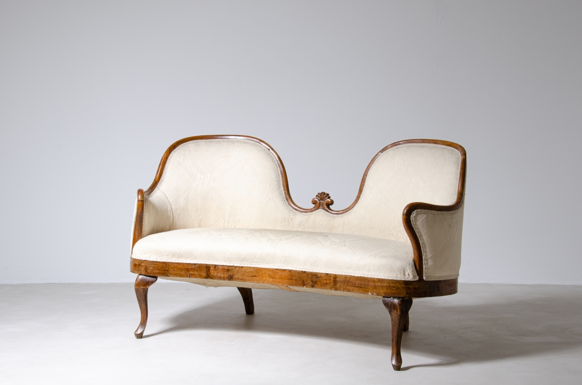 Piccolo elegante divano a due posti in legno e tessuto.  Italia epoca Carlo X, 1830ca.