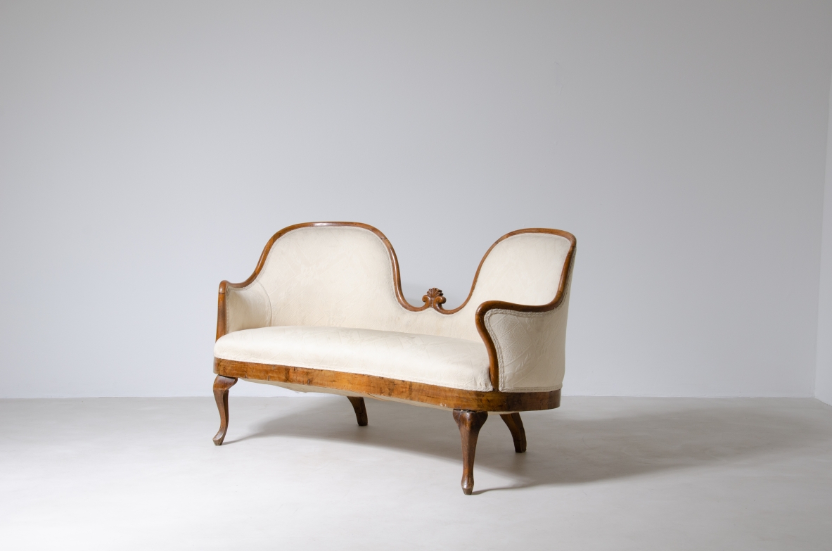 Piccolo elegante divano a due posti in legno e tessuto.  Italia epoca Carlo X, 1830ca.