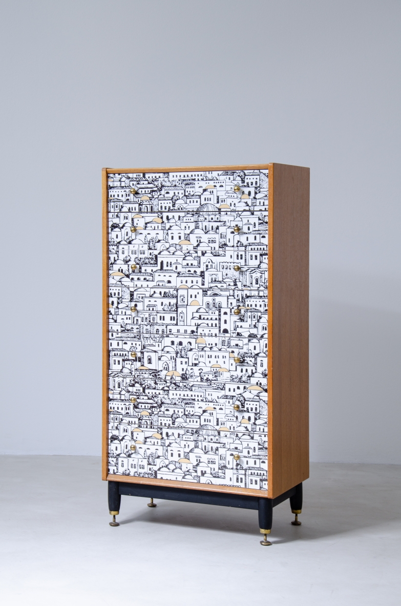 Piero Fornasetti, piccolo mobile a cassetti con fronte decorato con disegni di architetture medio orientali. Base in legno con puntali in ottone e fianchi in frassino.  Firmato Piero Fornasetti, 1950ca.