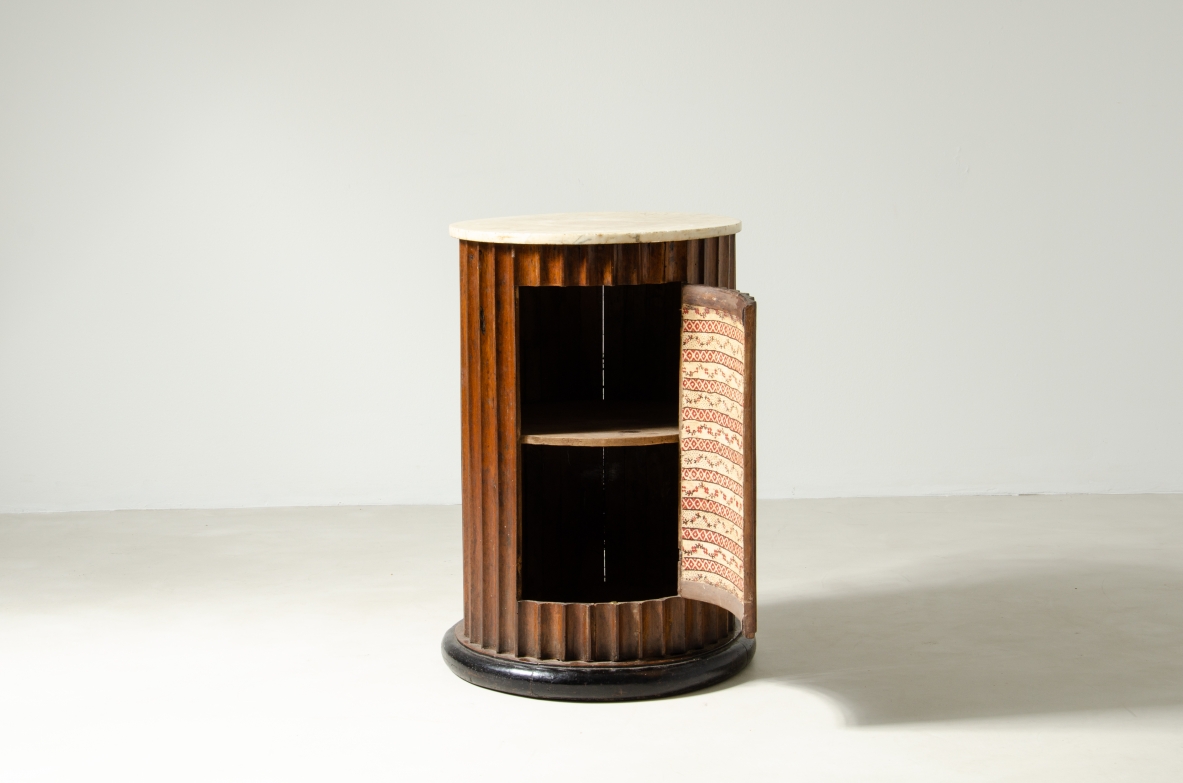 Colonna in noce scanalato con anta e piano in marmo.  Manifattura italiana epoca tardo Impero, 1830ca.