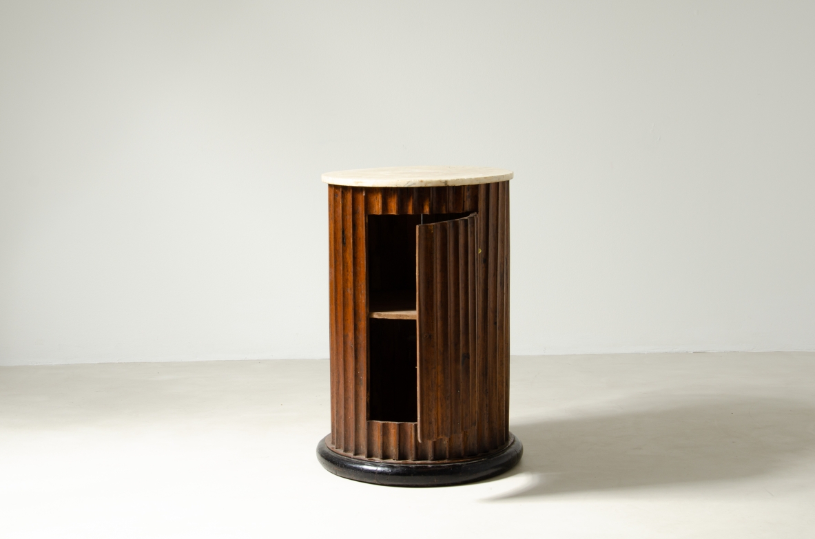 Colonna in noce scanalato con anta e piano in marmo.  Manifattura italiana epoca tardo Impero, 1830ca.