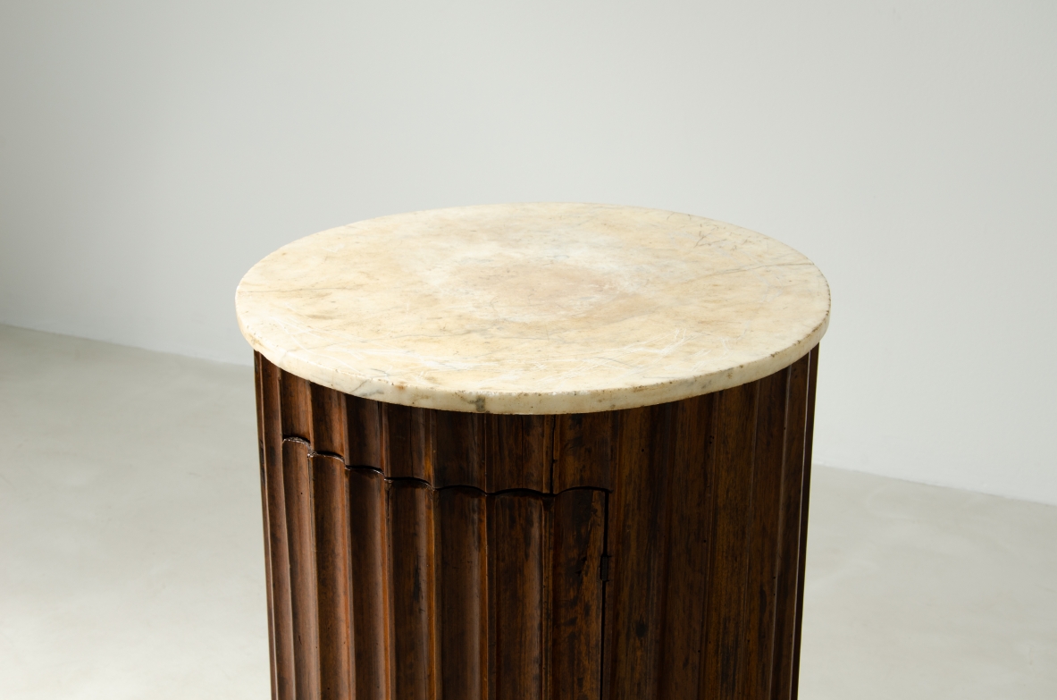 Colonna in noce scanalato con anta e piano in marmo.  Manifattura italiana epoca tardo Impero, 1830ca.