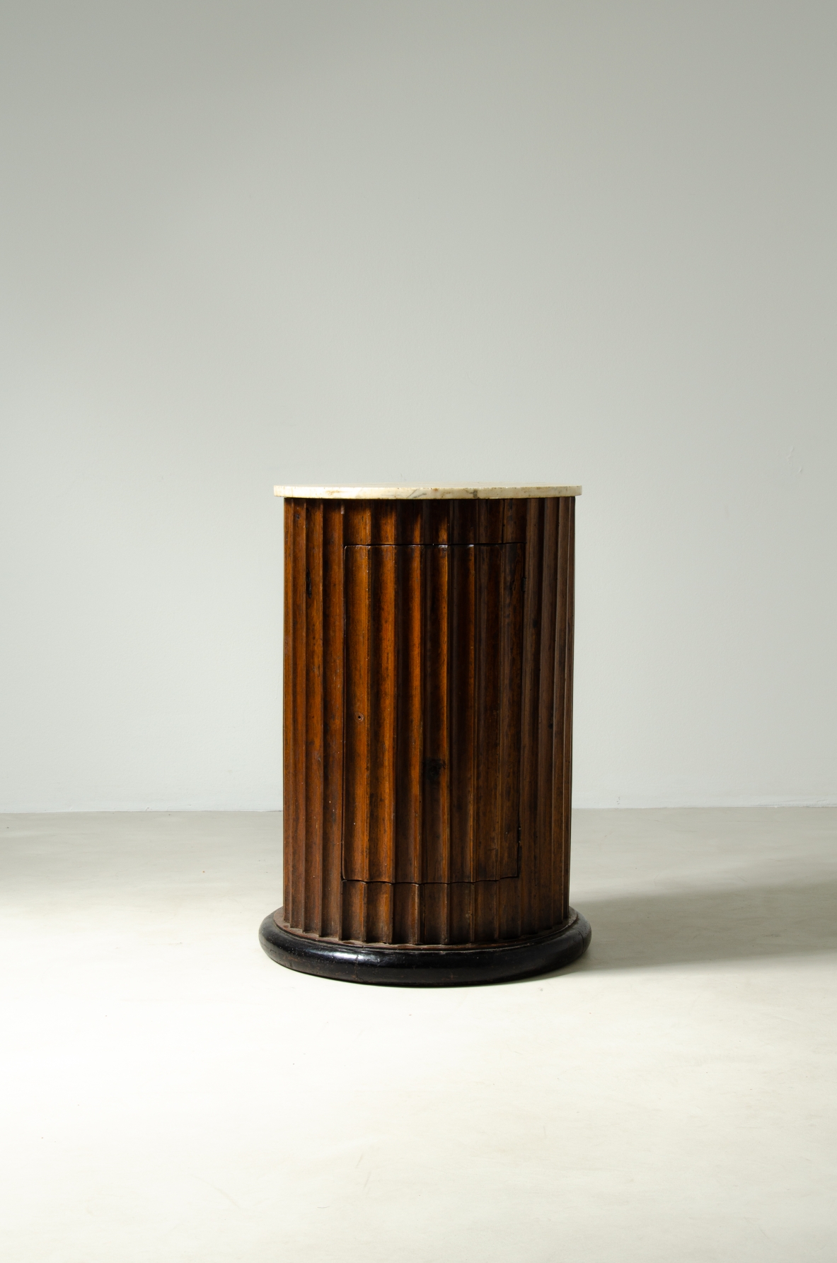 Colonna in noce scanalato con anta e piano in marmo.  Manifattura italiana epoca tardo Impero, 1830ca.