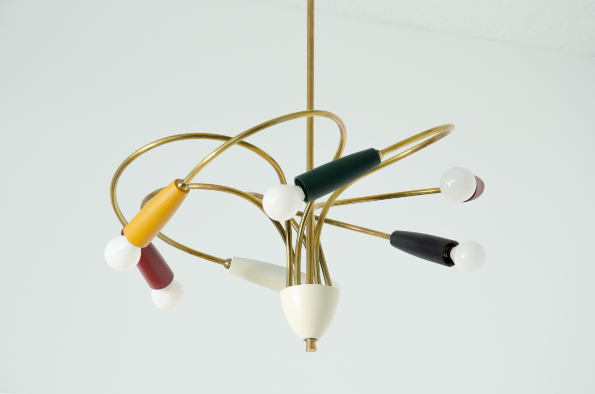Piccolo lampadario a sei luci in ottone e metallo colorato.  Manifattura italiana anni 50.