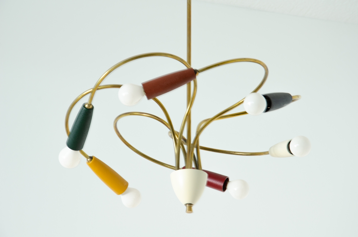 Piccolo lampadario a sei luci in ottone e metallo colorato.  Manifattura italiana anni 50.