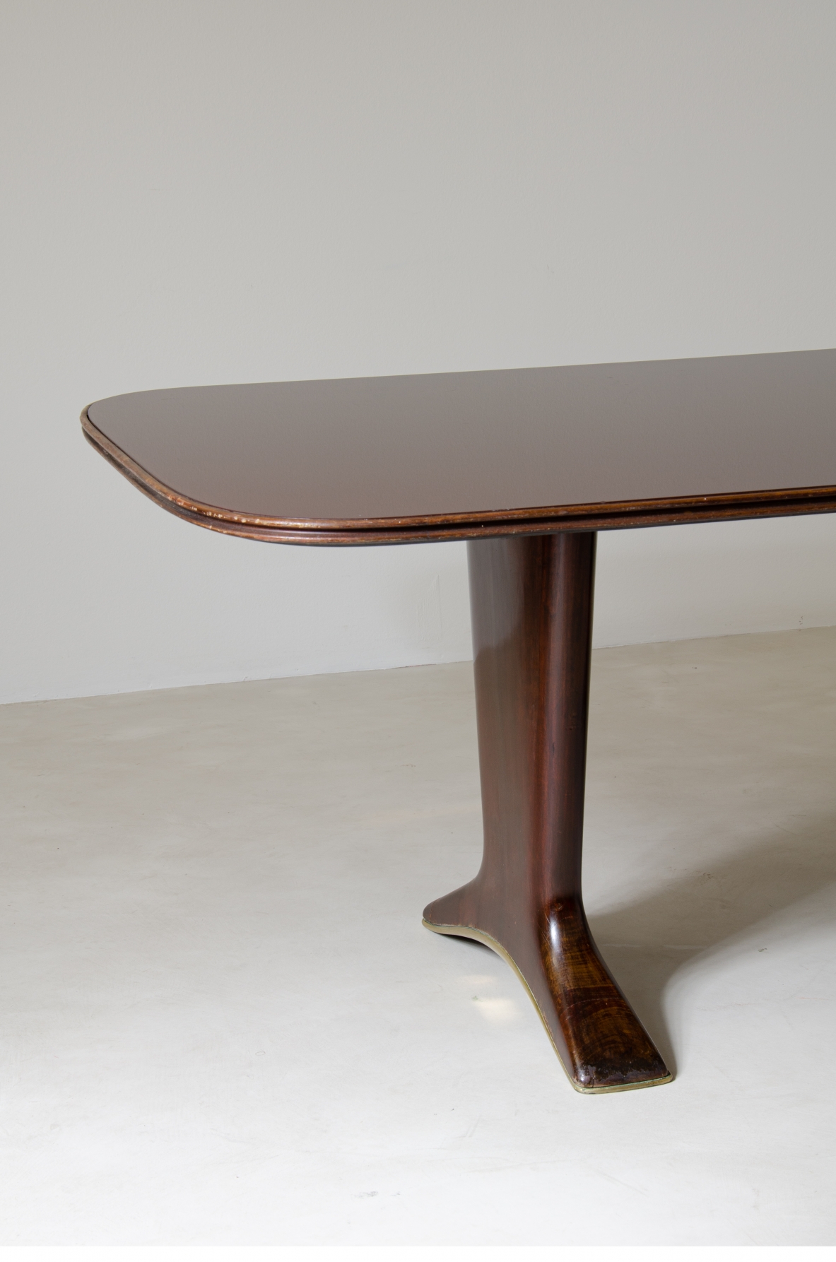 Osvaldo Borsani, walnut dining table Borsani Varedo, 1940s.