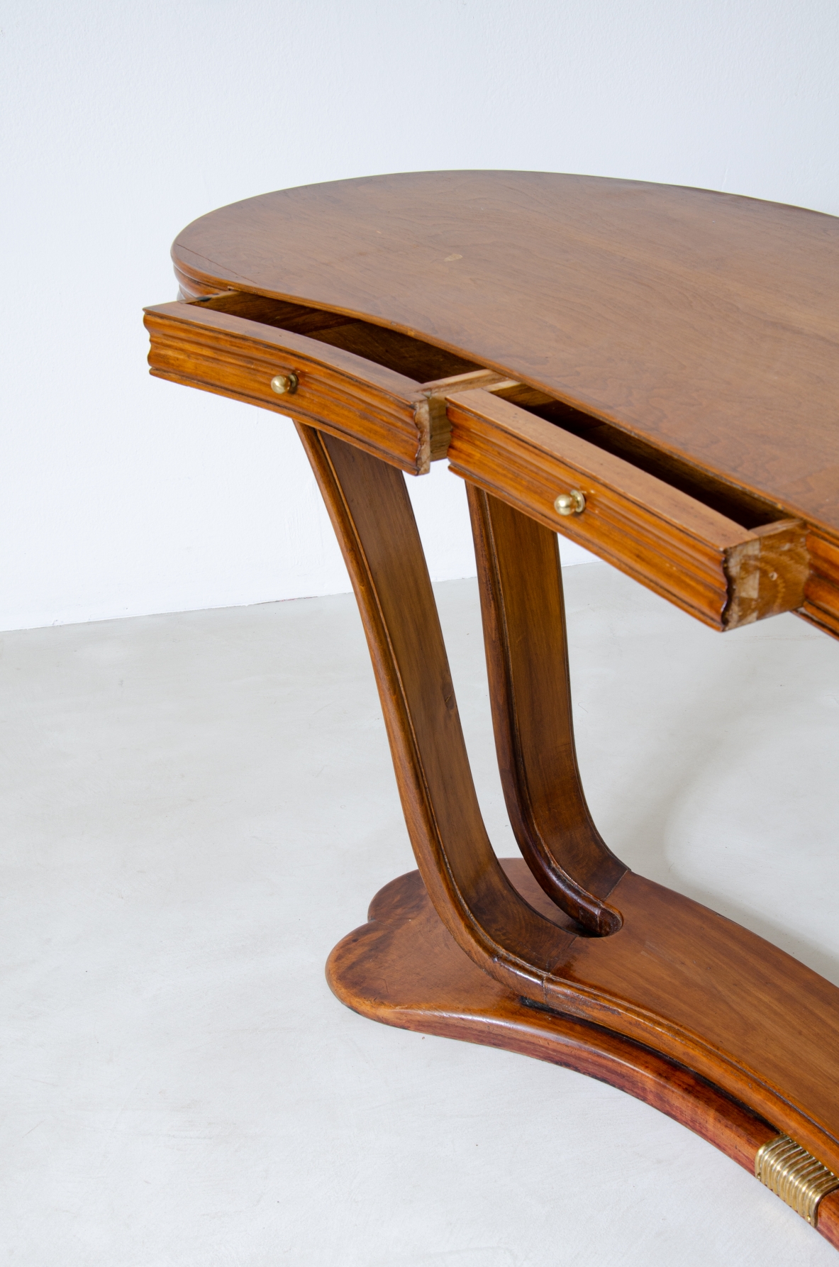 Osvaldo Borsani, elegant table / console in lacquered wood, with glass top and brass structure. Manufactured by Arredamenti Borsani, Italy 1940ca.