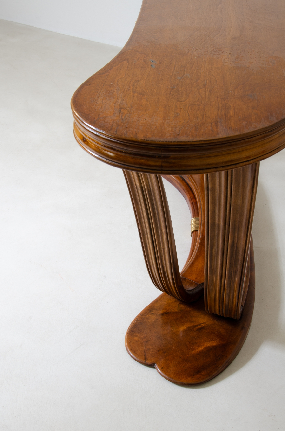 Osvaldo Borsani, elegant table / console in lacquered wood, with glass top and brass structure. Manufactured by Arredamenti Borsani, Italy 1940ca.