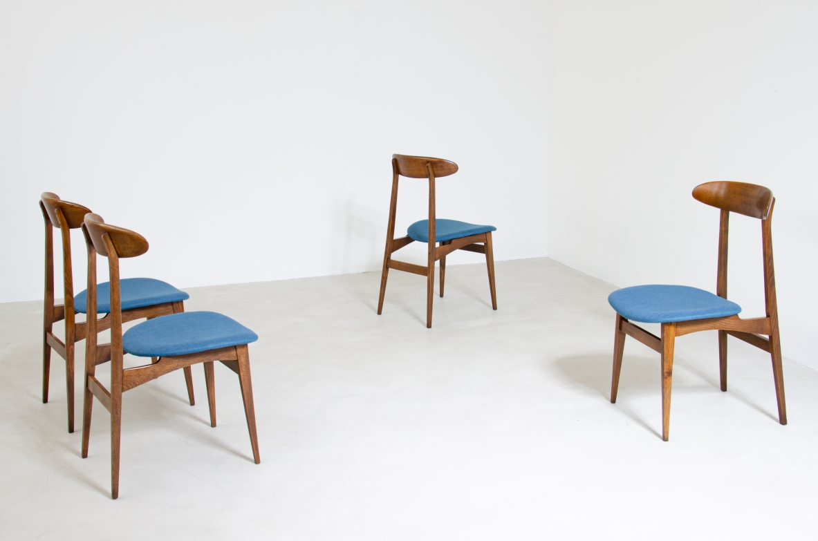 Set di 4 sedie in legno e tessuto imbottito.  Manifattura italiana anni 60.