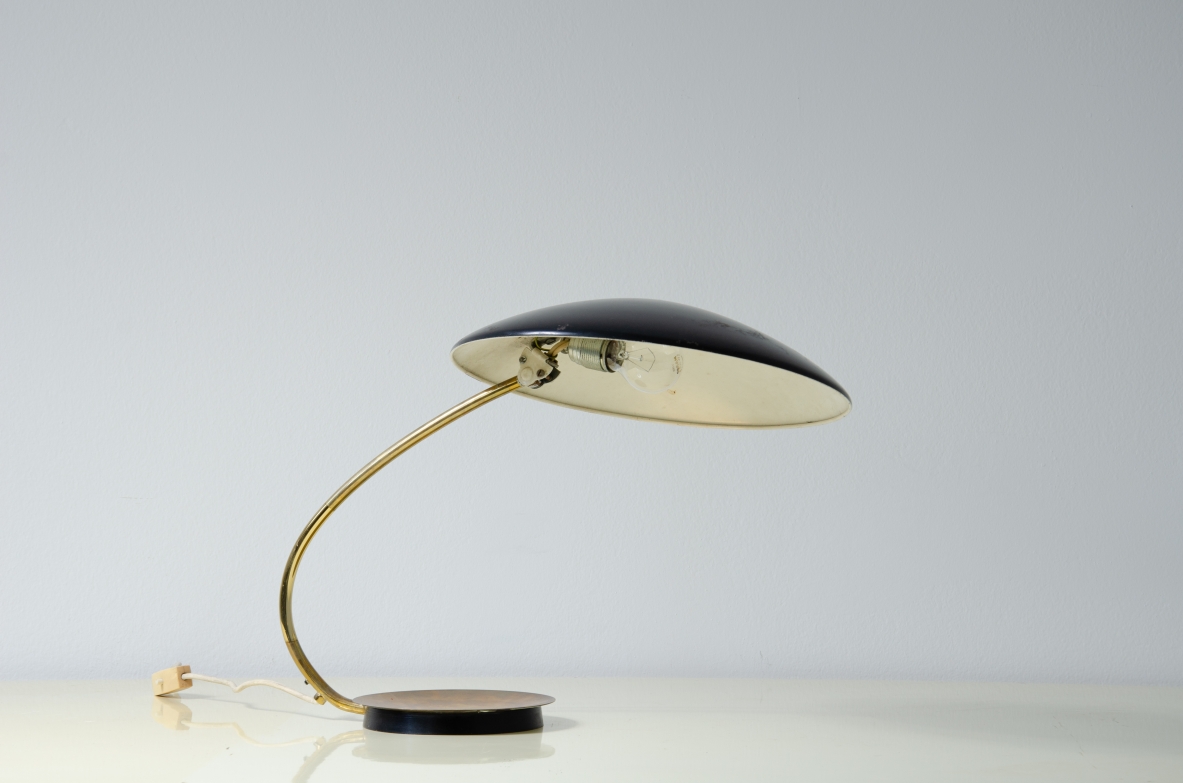 Lampada da tavolo con cappello in metallo laccato e stelo in ottone.  Italia, 1950ca.