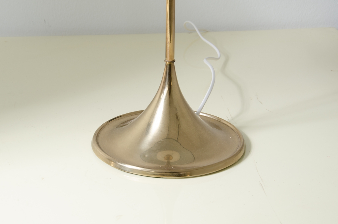 Coppia di lampade da tavolo in ottone con paralume in seta avorio.  Produzione Bergboms, Svezia anni '60. Coppia di lampade da tavolo in ottone con paralume in seta avorio.  Produzione Bergboms, Svezia anni '60.