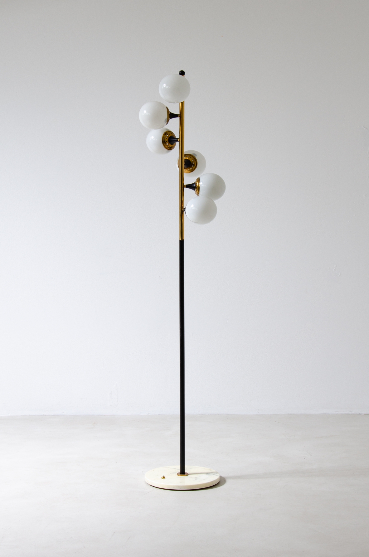 Stilux Milano, lampada da terra con stelo in metallo e ottone, sei luci a sfera in vetro opaline e base in marmo.  Stilux Milano, 1960ca. Stilux Milano, lampada da terra con stelo in metallo e ottone, sei luci a sfera in vetro opaline e base in marmo.  Stilux Milano, 1960ca.