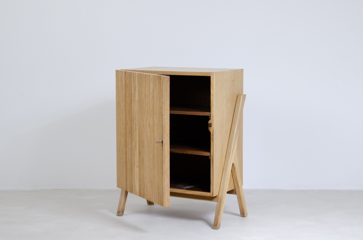 Piccolo mobile contenitore in rovere chiaro con fronte in legno cannettato.  Manifattura italiana anni 50'.