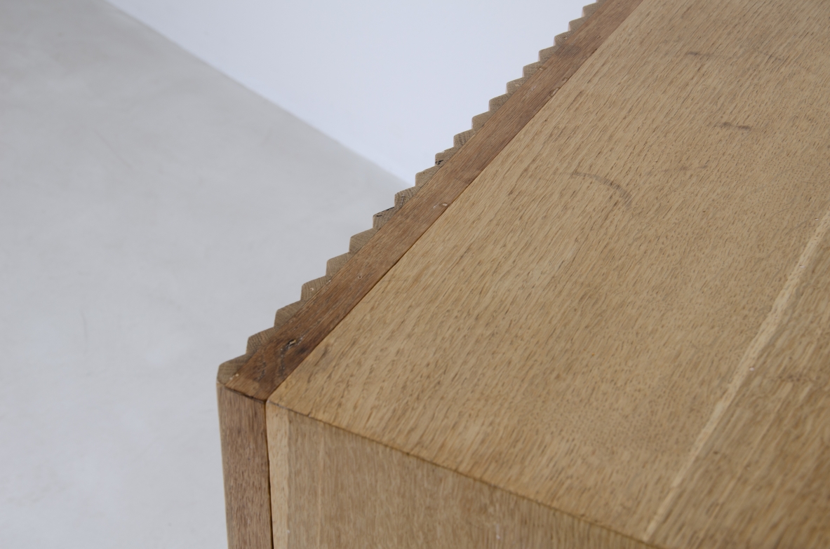 Piccolo mobile contenitore in rovere chiaro con fronte in legno cannettato.  Manifattura italiana anni 50'.