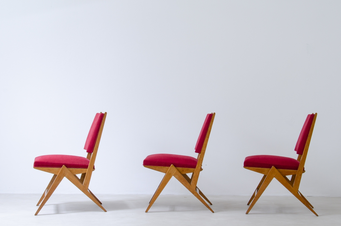 Gruppo di sei sedie in rovere rivestite in cotone rosso, Francia, 1950ca.