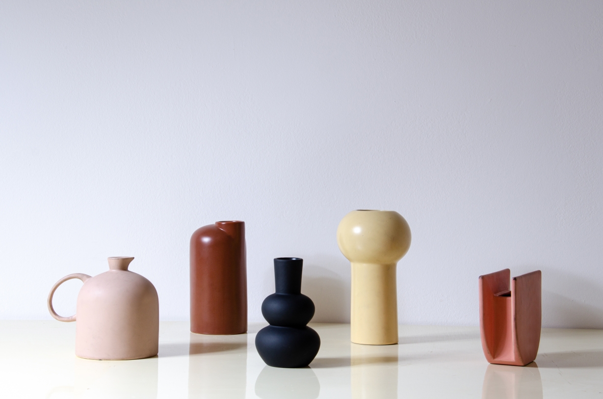 Vasi in ceramica colorata in pasta fine opaca realizzati come prototipi e prodotti in pochissimi esemplari.  Achille Castiglioni 1975,