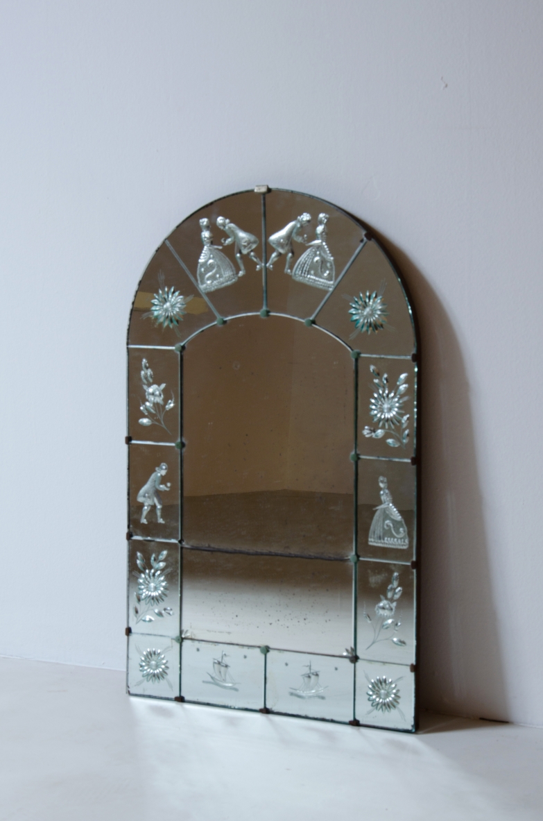 Piccola raffinata specchiera con specchi piombati e molati.  Manifattura muranese, Venezia anni 30.