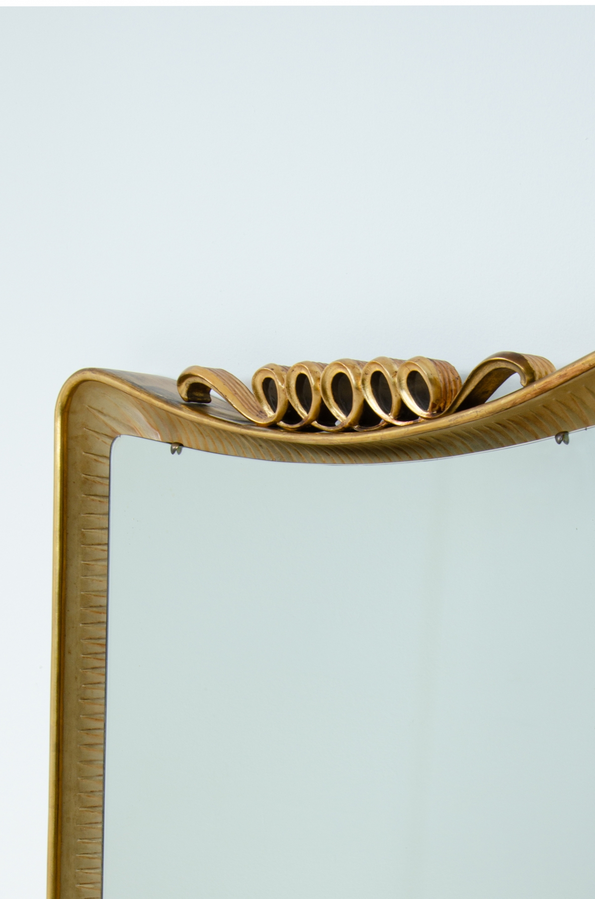 Osvaldo Borsani, rara specchiera retroilluminata in legno dorato.  Manifattura ABV Borsani Varedo, 1940ca.