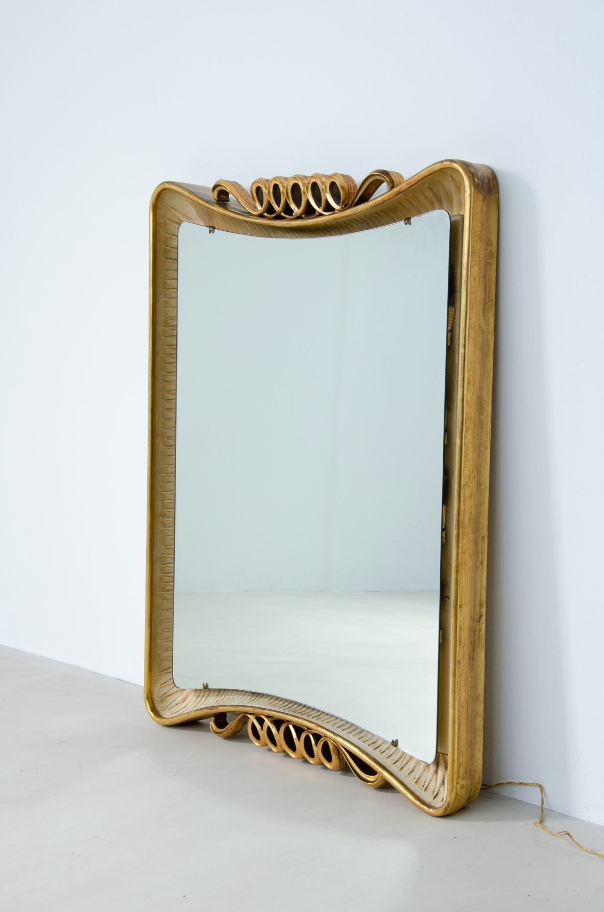 Osvaldo Borsani, rara specchiera retroilluminata in legno dorato.  Manifattura ABV Borsani Varedo, 1940ca.