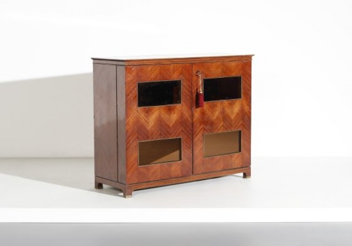 Paolo Buffa (1903-1970)  Elegant bar cabinet with inlaid rosewood and amber mirrors. Inside shelves and drawers with compartments and bottle racks covered in mirror. Brass details.  Italian manufacture, 1940s.