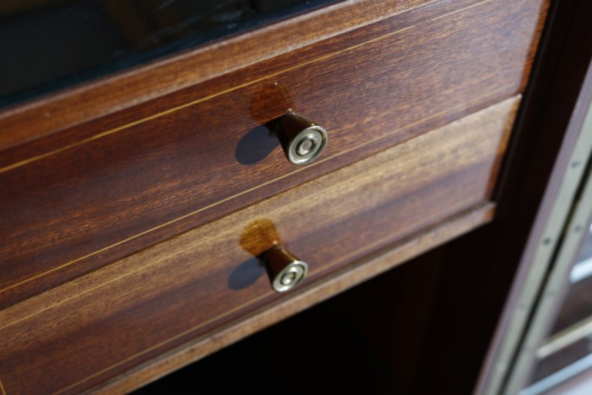 Paolo Buffa (1903-1970)  Elegant bar cabinet with inlaid rosewood and amber mirrors. Inside shelves and drawers with compartments and bottle racks covered in mirror. Brass details.  Italian manufacture, 1940s.