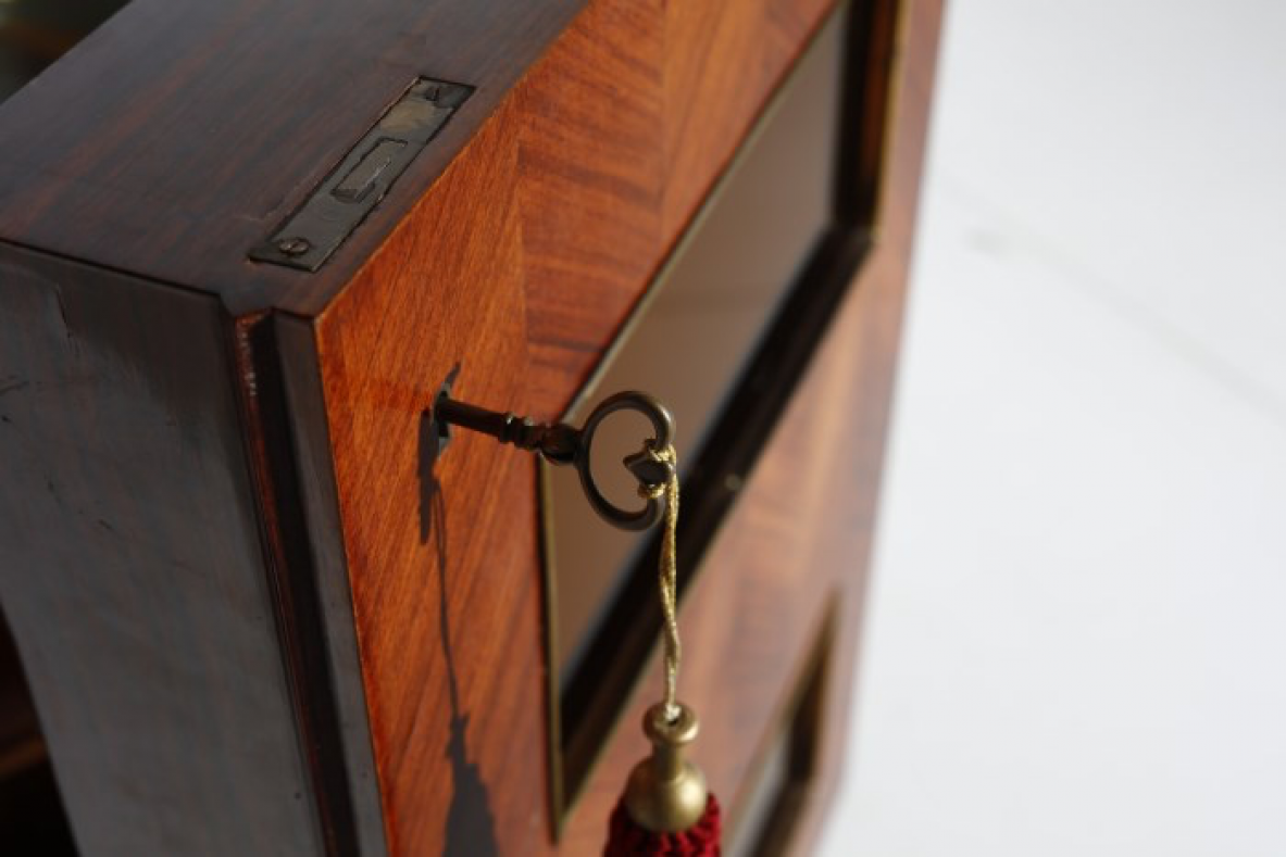 Paolo Buffa (1903-1970)  Elegant bar cabinet with inlaid rosewood and amber mirrors. Inside shelves and drawers with compartments and bottle racks covered in mirror. Brass details.  Italian manufacture, 1940s.