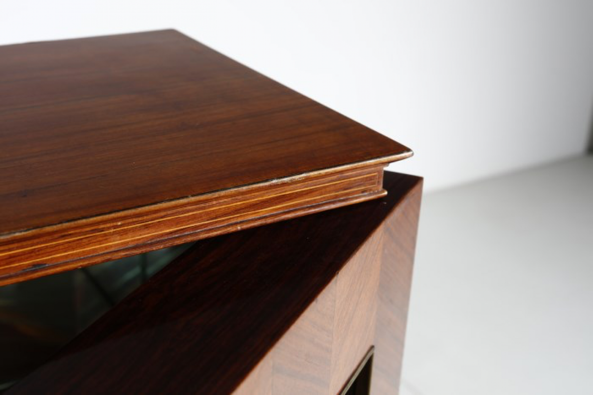 Paolo Buffa (1903-1970)  Elegant bar cabinet with inlaid rosewood and amber mirrors. Inside shelves and drawers with compartments and bottle racks covered in mirror. Brass details.  Italian manufacture, 1940s.
