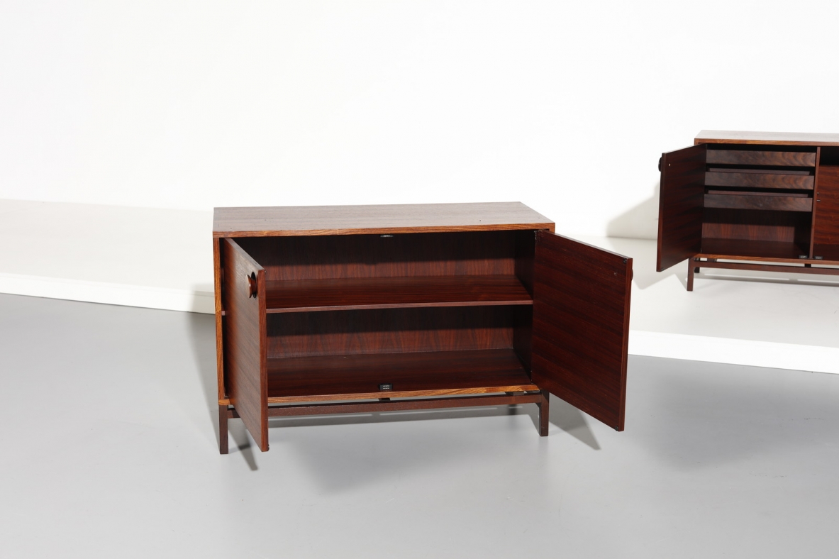 Hans Hove & Palle Petersen  Coppia di raffinati mobili contenitori in palissandro con belle maniglie in legno tornito, ripiani e cassetti all' interno.  Danimarca, 1960ca.
