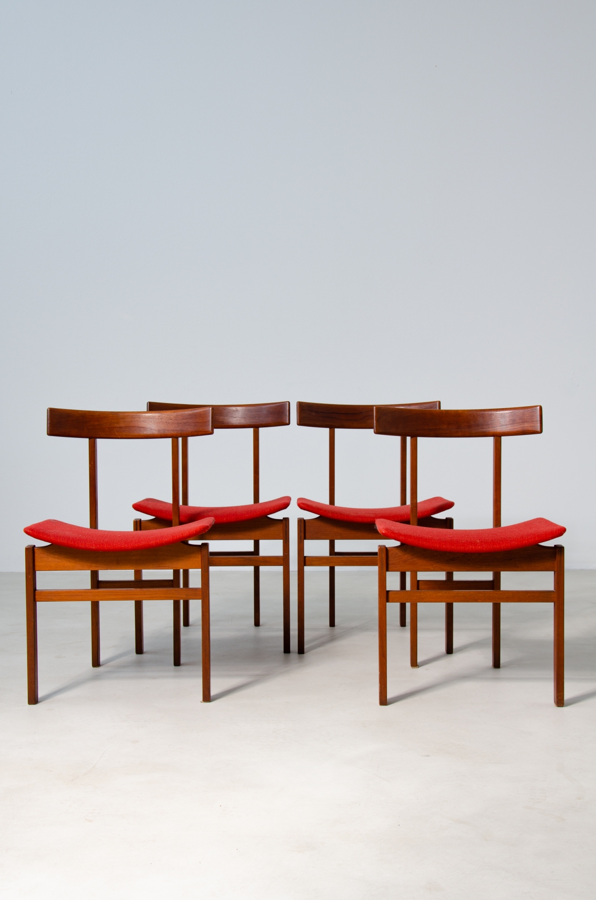 Inger Klingenberg, raro set di 4 sedie sagomate Modello 193 in legno, con tessuto di rivestimento della seduta originale.  Prod. France & Daverkosen, anni '60.